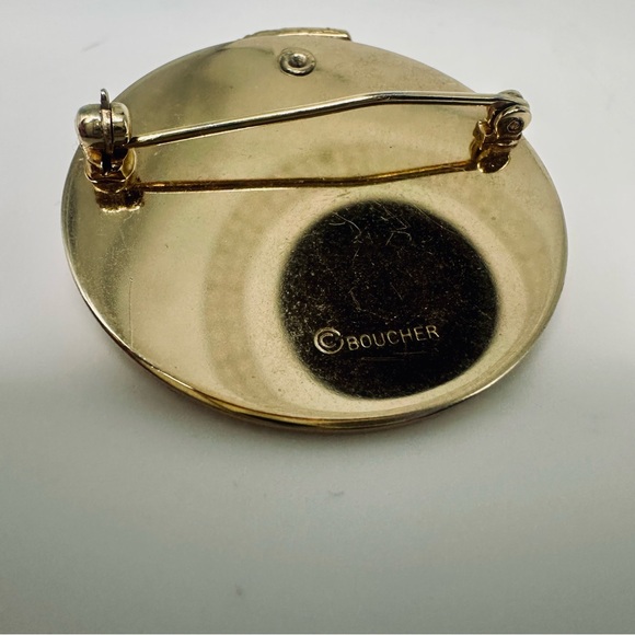 Vintage Signed BOUCHER Designer Circle Gold w Emerald & Pearl Pin Brooch - Picture 4 of 9